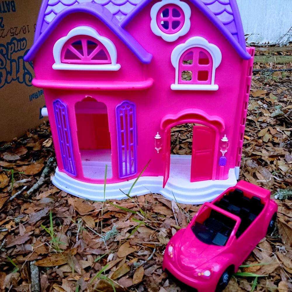 Small doll house and car! With accessories not pictured.